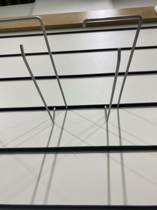 Крючок для перфорированной панели с ценникодержателем