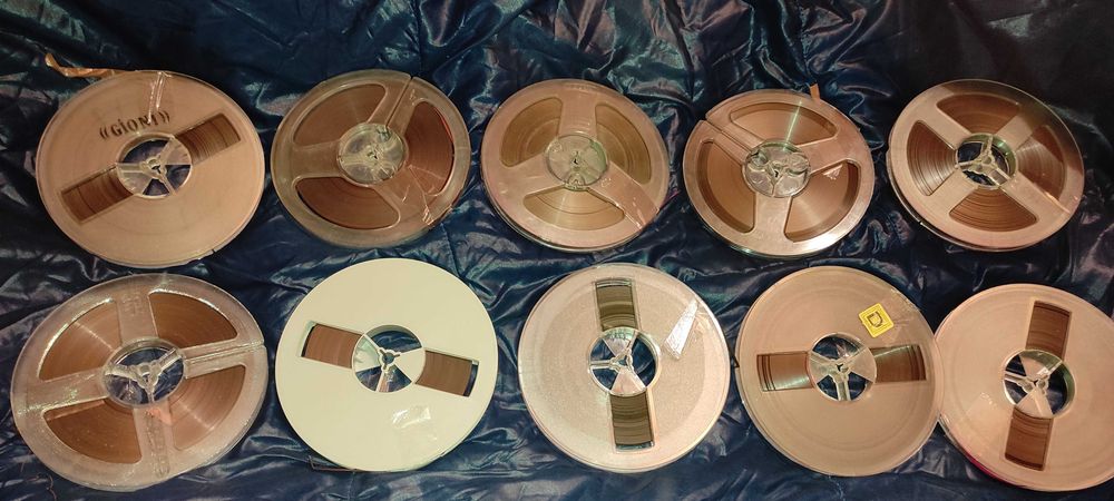 10 role rola magnetofon cu banda 
diametrul la rola 15 cm = 150 RON