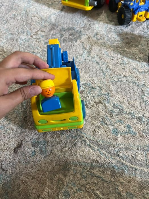 Продаю игрушки: машинки, тракторы.