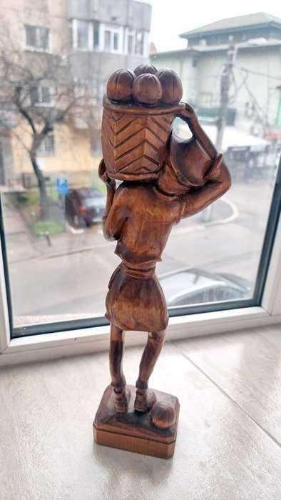 Sculptura statuie lemn lacuit ornament rustic barbat tinand cos