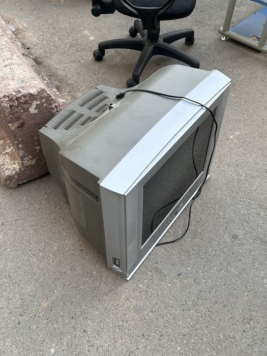 Телевизор старый вроде работает