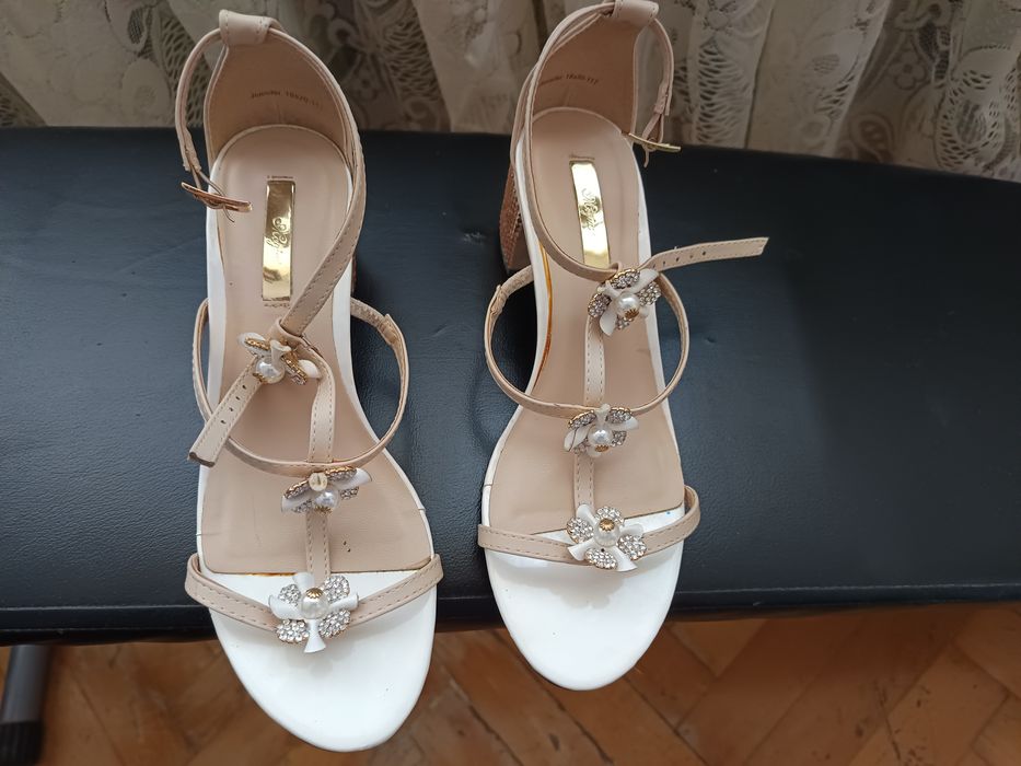 Нови сандали беж