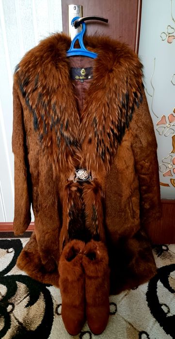 Mo'ynali palto va poyabzal komplekt sifatida sotiladi