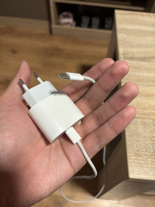 Vand Iphone AIR impecabil cu incarcator si fir negociabil
