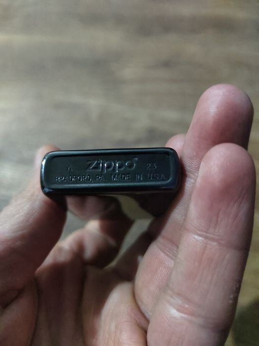 Зажигалка Zippo.