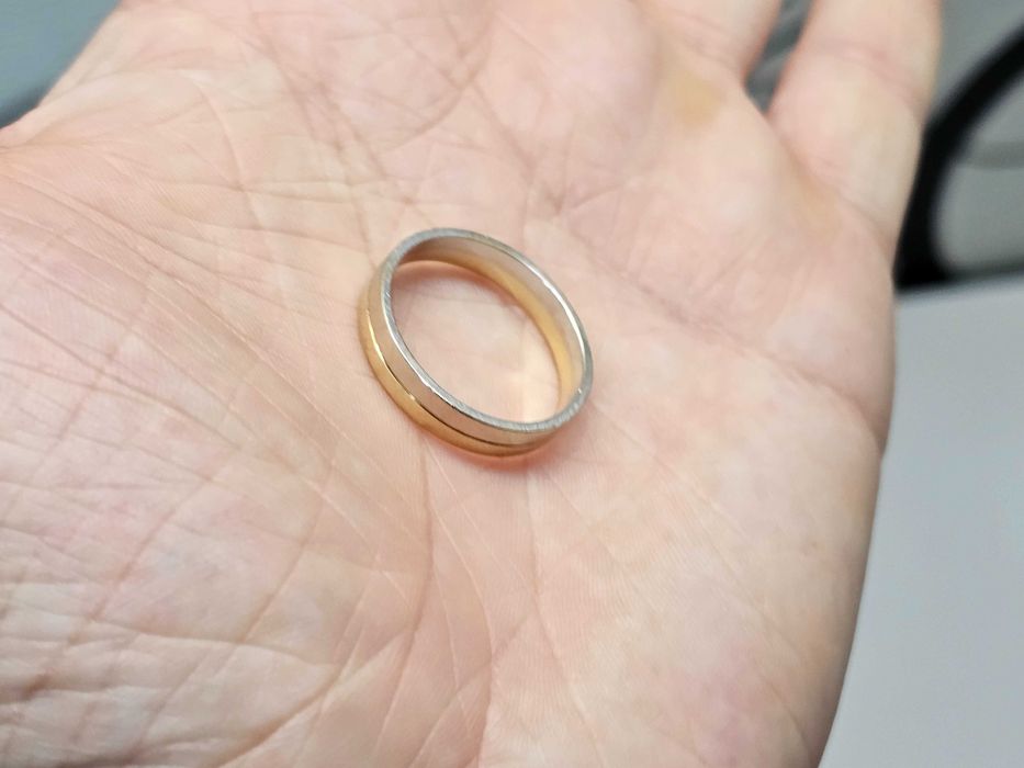 ПРОДАМ Кольцо Обручальное. ЗОЛОТО 585 Белое и желтое 4.04 Грамма