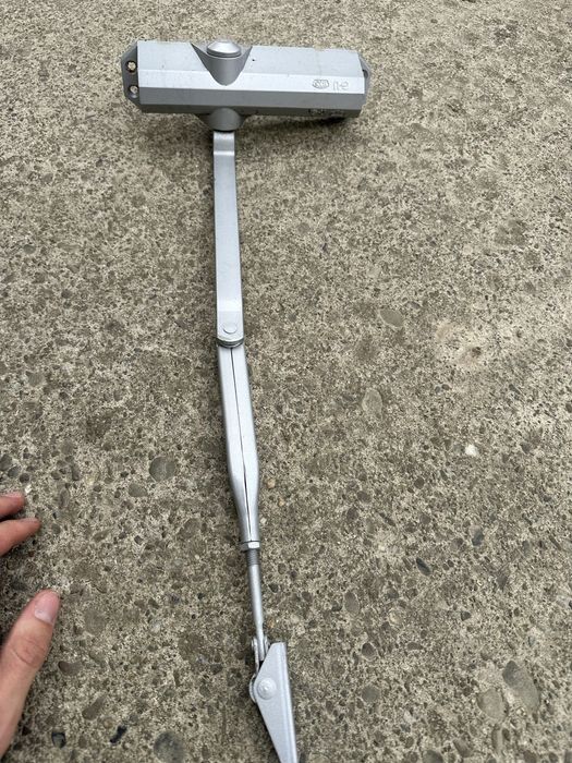 Brat usa piston deschidere inchidere