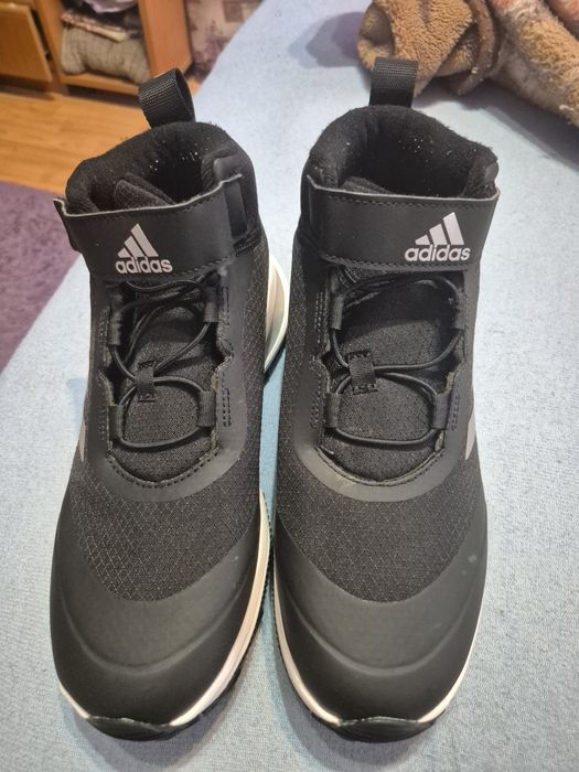 Vând ghete de strada firma adidas