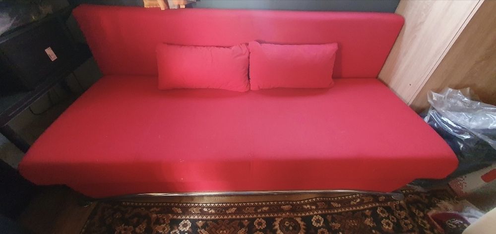 Vând canapele , un pat , mese vintage bisericești și 2 butoaie de vin