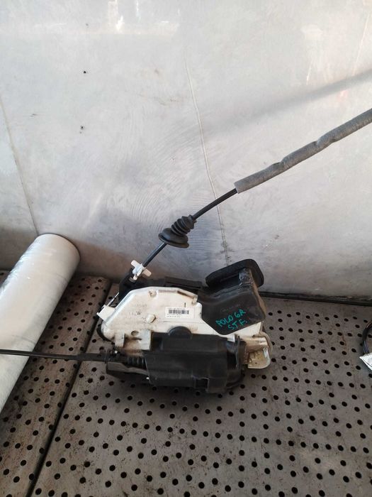 Broasca usa stanga fata vw polo 6r 5k1837015d
