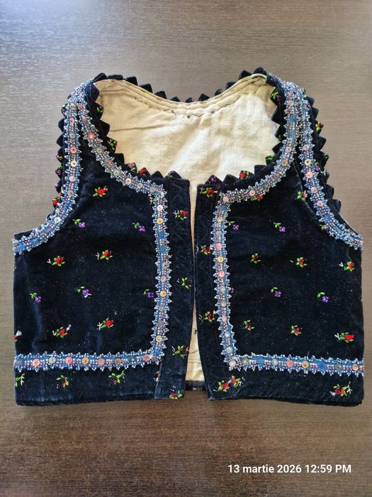 Vestă tradițională din catifea cusută manual