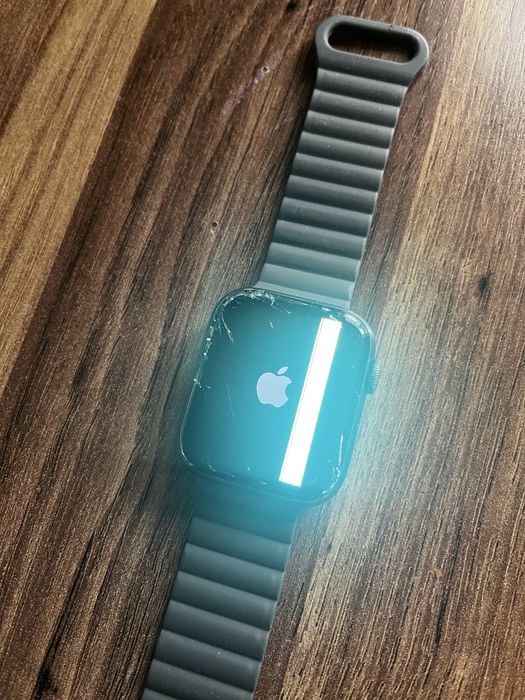 Apple Watch Series 4 44mm със счупен дисплей