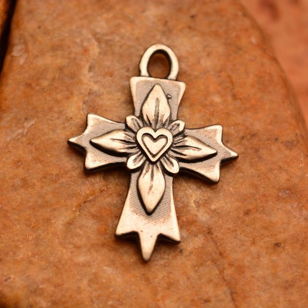 Сребърен медальон 925 „Кръст със сърце“ – символ на любов и вяра