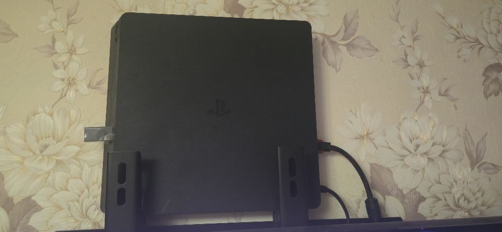 Продам PS 4 slim на 1 тб