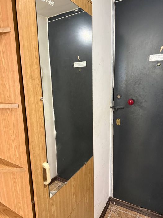 Дверь входная железная 20 тыс Раковина с подиумом и краном 8 тыс