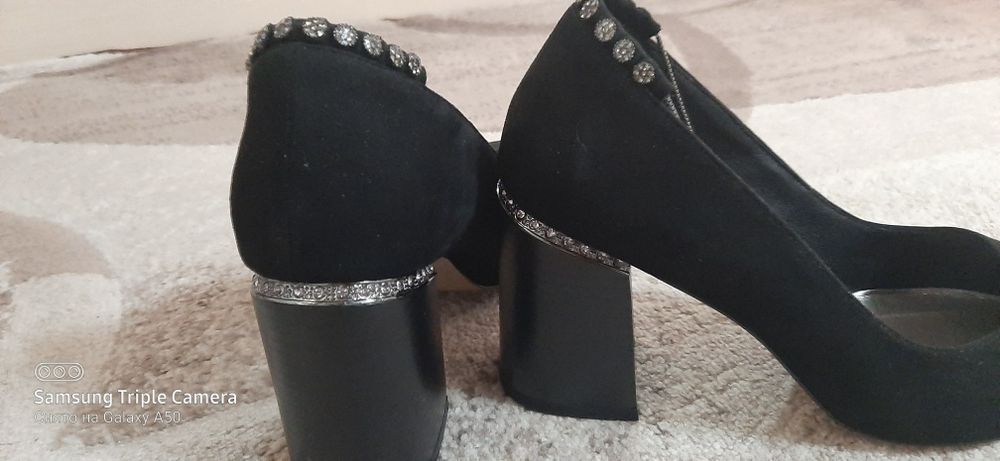 Женские туфли на стойком каблуке