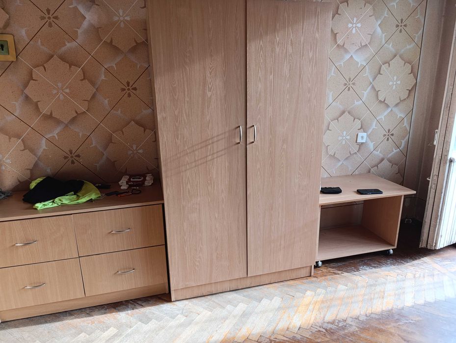 Продается комплект :шкаф, комод  , и столик на колесах, цена за все