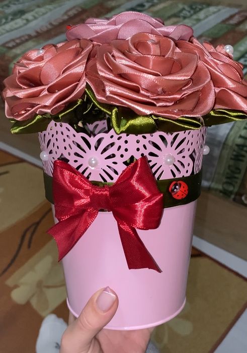 Ръчно изработени букети от сатенени рози