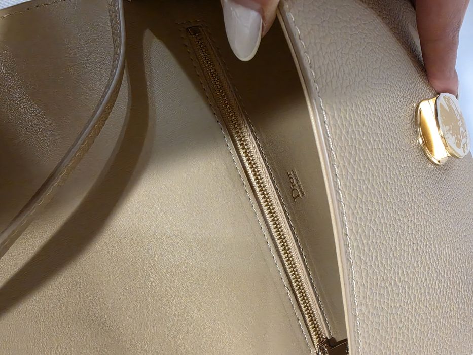 Налична чанта Dior Médaillon Beige
