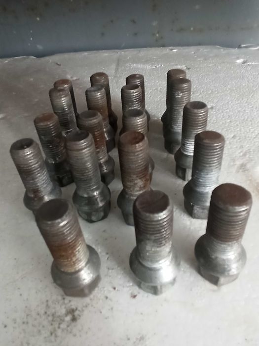 Болты  автомобильные