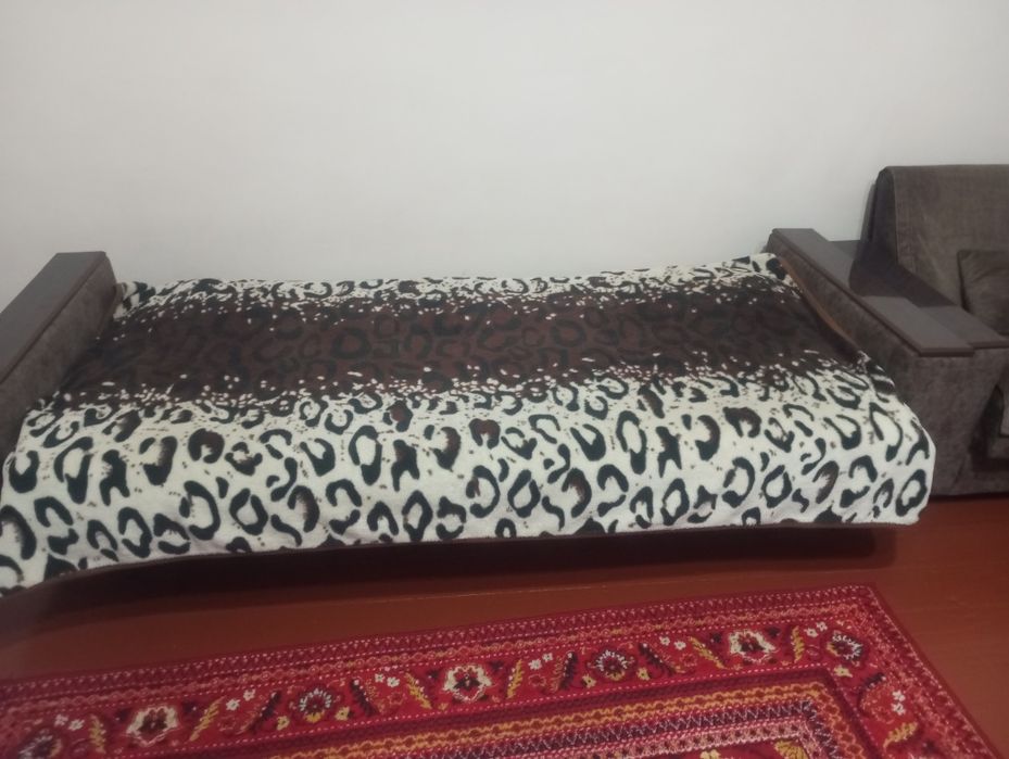 Продается диван в комплекте с двумя креслами