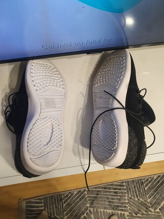 Vând papuci mărimea 49