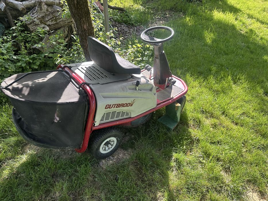 Tractoraș tuns gazon. Nu pornește.