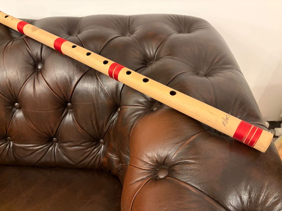 Професионална флейта Бансури, закупена от Индия.