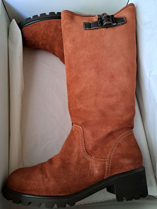 Cizme de dama cu fermoar.