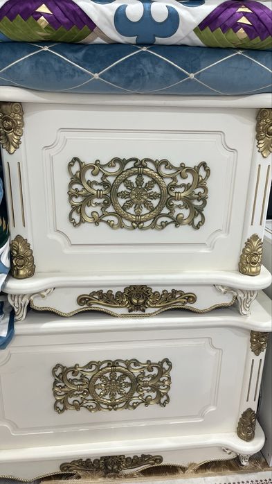 Шкаф, сандық, көрпе сатылады