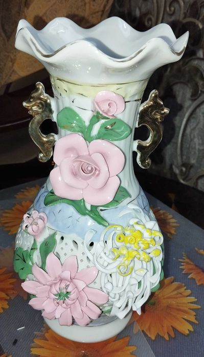 Ваза фарфоровая декоративная отличного сохрана