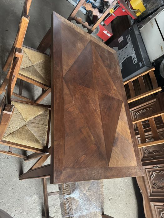 Masă extensibila lemn masiv cu 6 scaune.