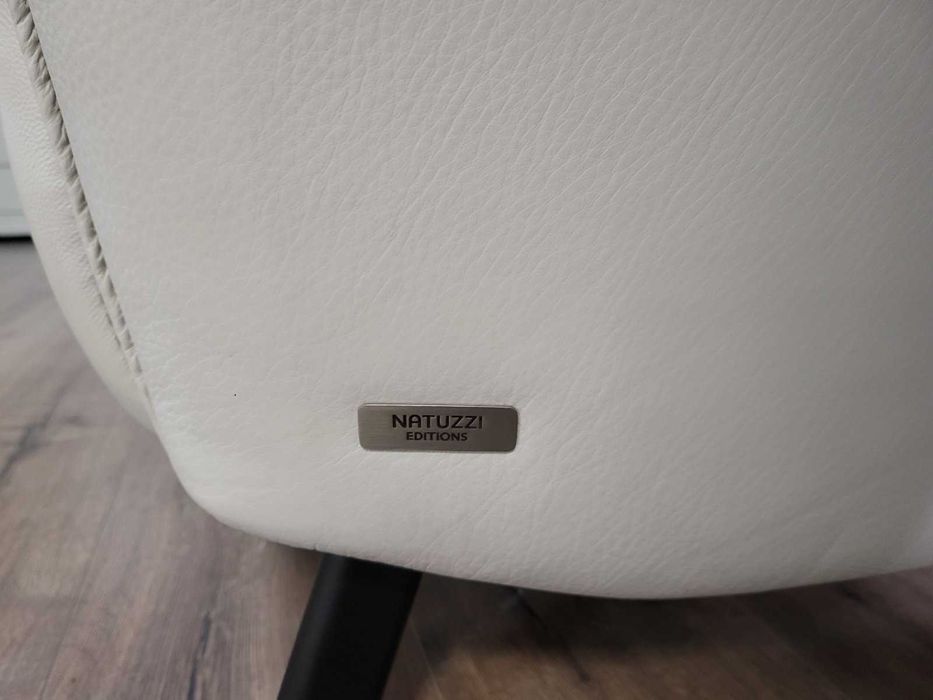 Светло сив кожен диван тройка Natuzzi с електрически релаксиращ механизъм