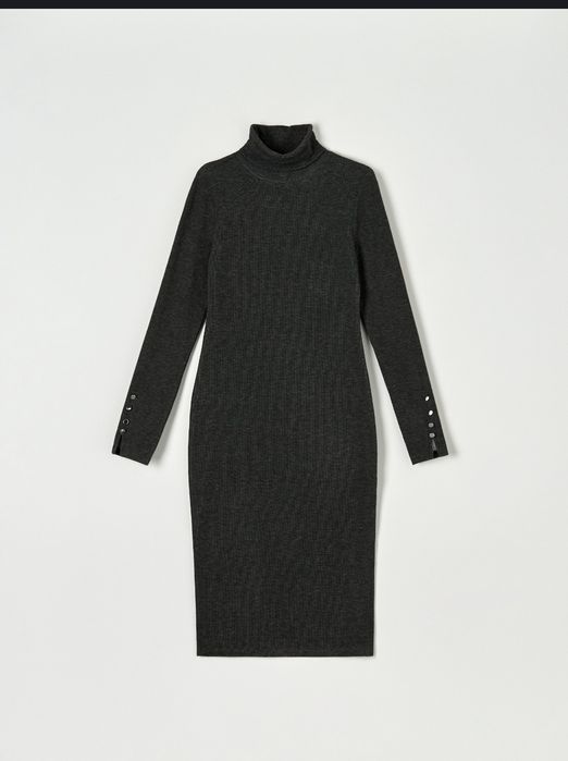 Тъмносива рокля с дълги ръкави