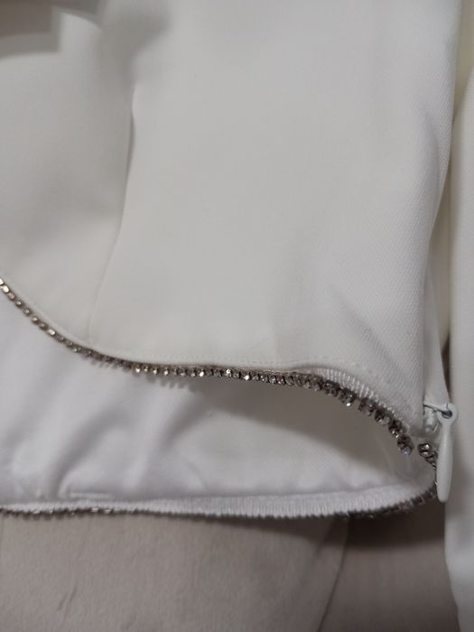 Bluza alba scurta cu umeri supradimensionați și pietricele mărimea M