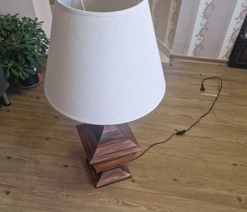 Продава се ретро настолна лампа
