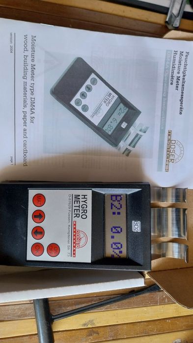 Dispozitiv pentru masurarea umiditatii materialelor in cons