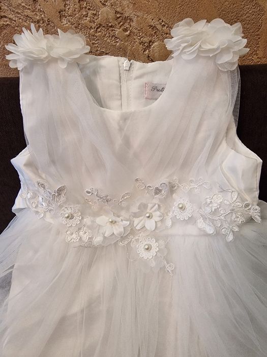 Нежна бяла рокля