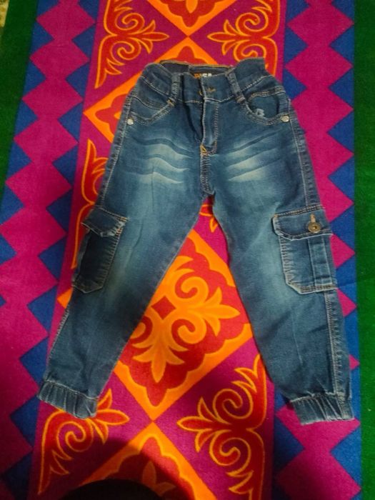 Детскийе джинсы.