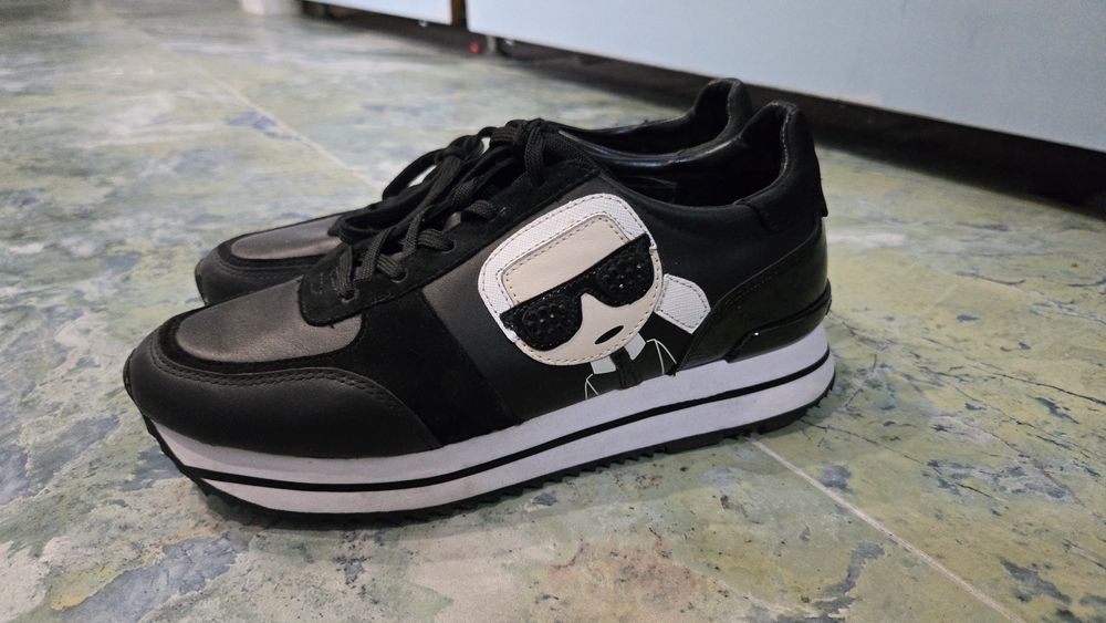 Различни дамски обувки