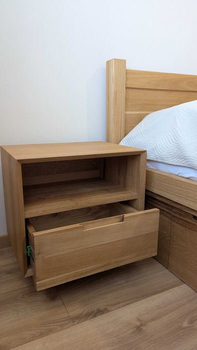 Mobilă nouă din lemn de stejar, lucrată manual la comandă.