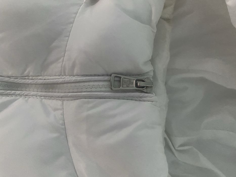 Vesta alba Moncler cu gluga