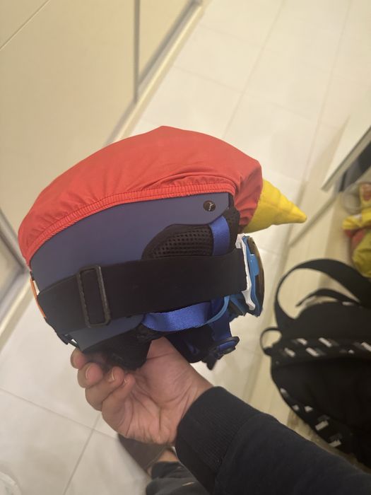 Продавам луксозна каска за ски и очила исползвани в перфектно състояне