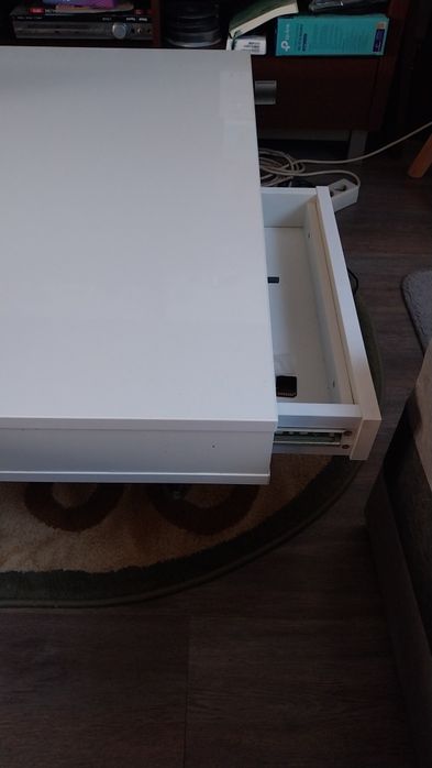 Masa living culoare alba sertare .95 /95 ,înălțime 31