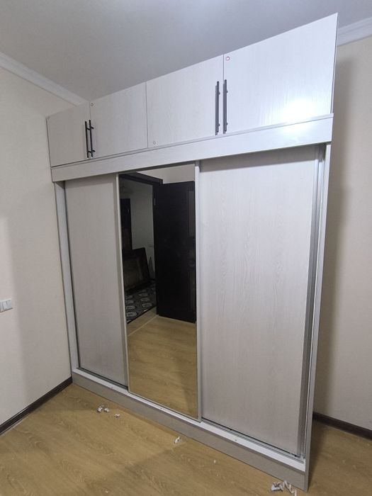 Shkaf sotiladi dastafka ustanovka bepul buladi