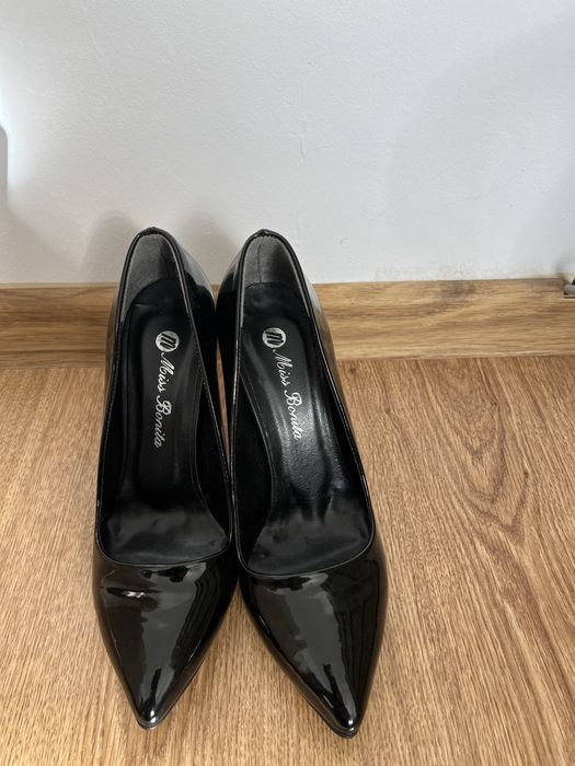 Черни лачени обувки на ток