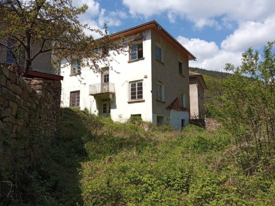 Къща в село Лопян