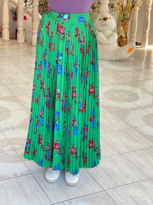 fustă lungă frumoasa și vaporoasa