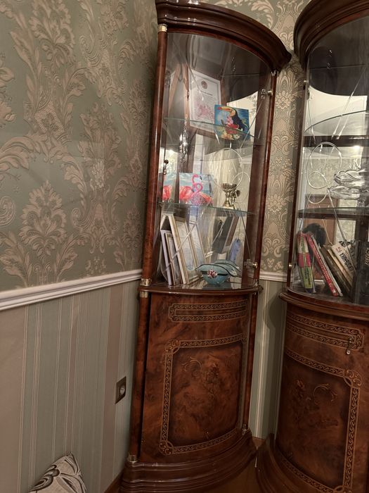 Шкаф-витрина могано + угловые шкафы