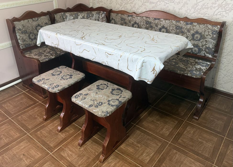 Кухонный стол со стульями